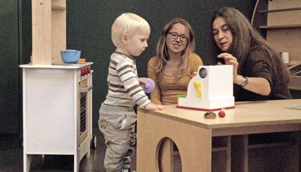 Betriebsleiterin Barbara Raulf (r.) erklärt den Besuchern Nick und Nadine Lehmann die Spielzeugkasse. Bild:Julia Leppin