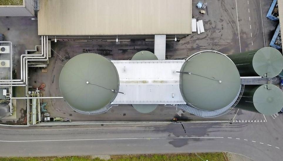 Die zwei Gärtürme der Biogasanlage von oben. Die Anlage soll spätestens Ende Juni 2019 stillgelegt werden. Bild: Michael Kessler