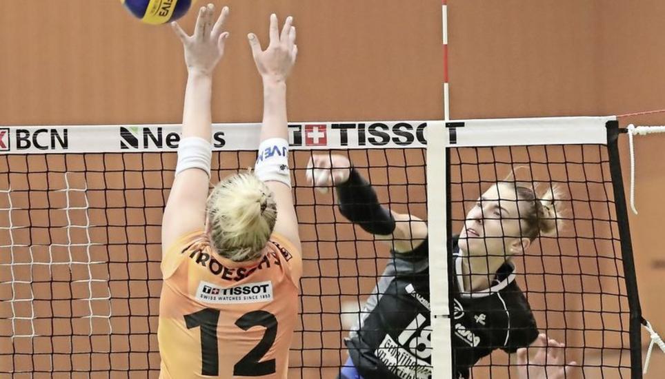 Volle Kraft voraus: Kanti-Aussen Karla Klaric will diesen Punkt unbedingt «erschmettern». Bild: Werner Schäfer