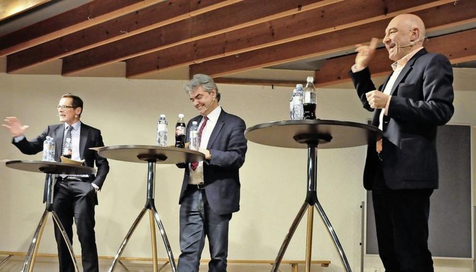 Nationalrat Roger Köppel, Moderator Matthias Ackeret und Ständerat Daniel Jositsch (von links) in Feuerthalen. Bild: Mark Gasser