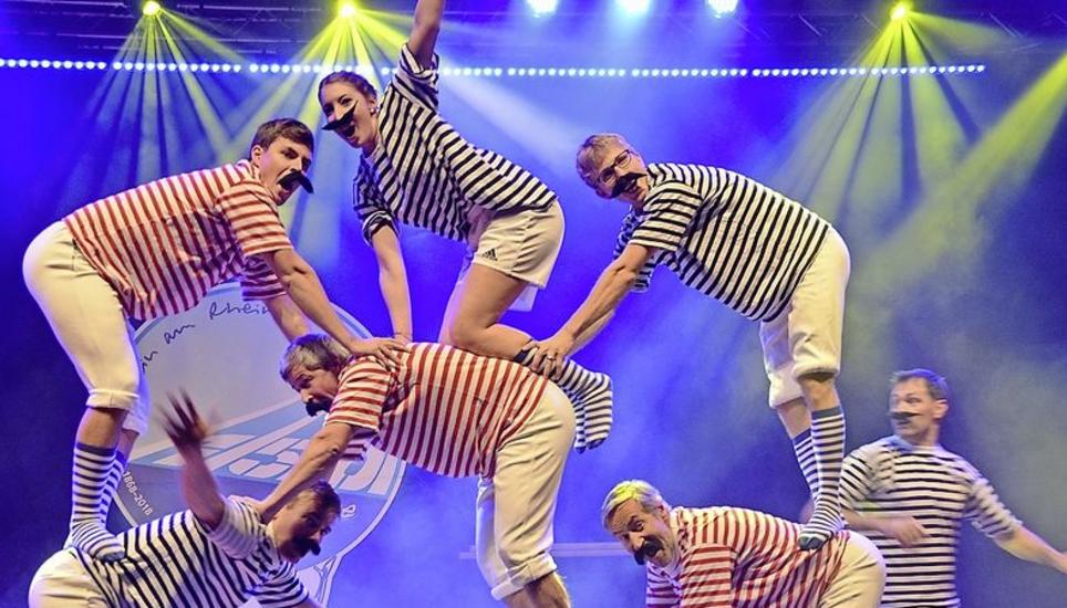 Die älteren Buben lassen bei der Pyramide die Muskeln spielen. Bild: Margrith Pfister-Kübler