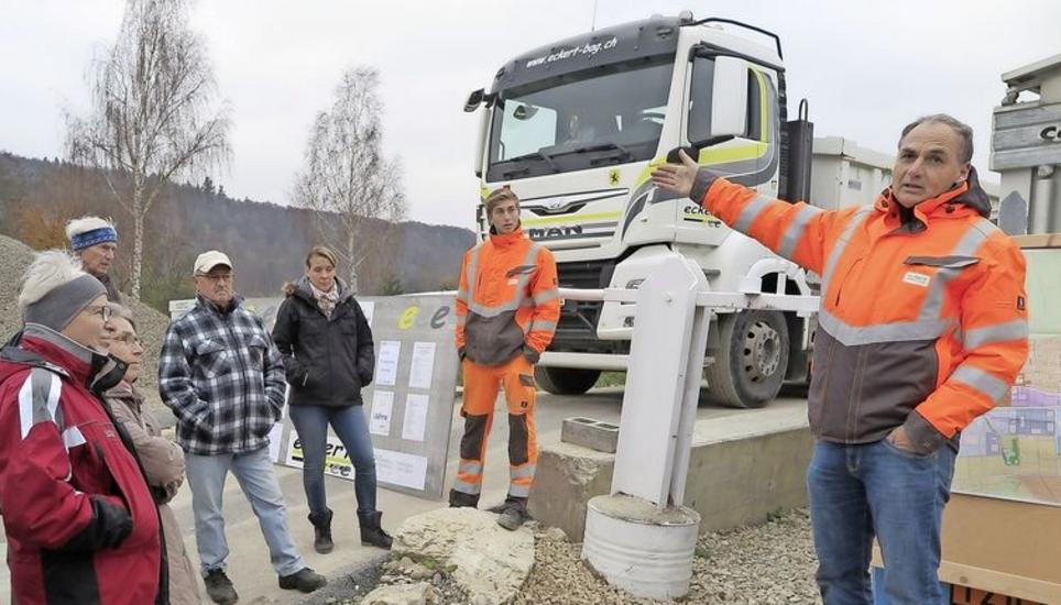 Geschäftsführer Richard Eckert (r.) führt durch die Recyclinganlage der Firma Eckert Baulogistik AG und beantwortet Fragen. Bild: Rolf Hauser
