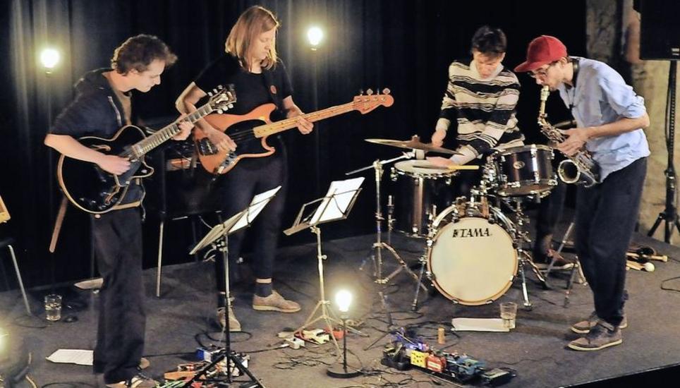 Ohne Bart: Dave Gisler (Gitarre), Martina Berther (Bass), Rico Baumann (Schlagzeug) und Florian Egli (Saxofon). Bild: Eric Bührer