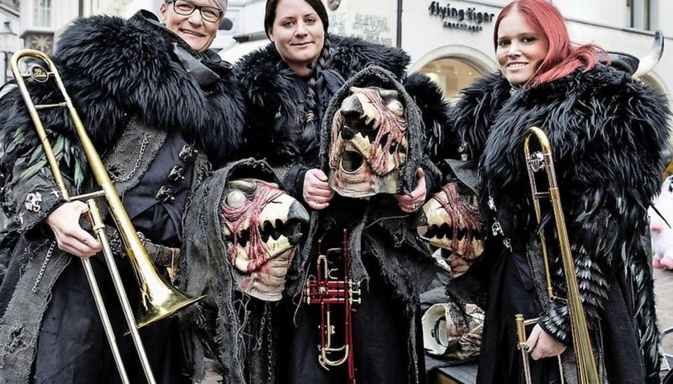 Freuten sich, am Samstag zum ersten Mal die neuen Kostüme zu präsentieren: Andrea Gerber, Denise Schmid und Nadja Preisig (von links).