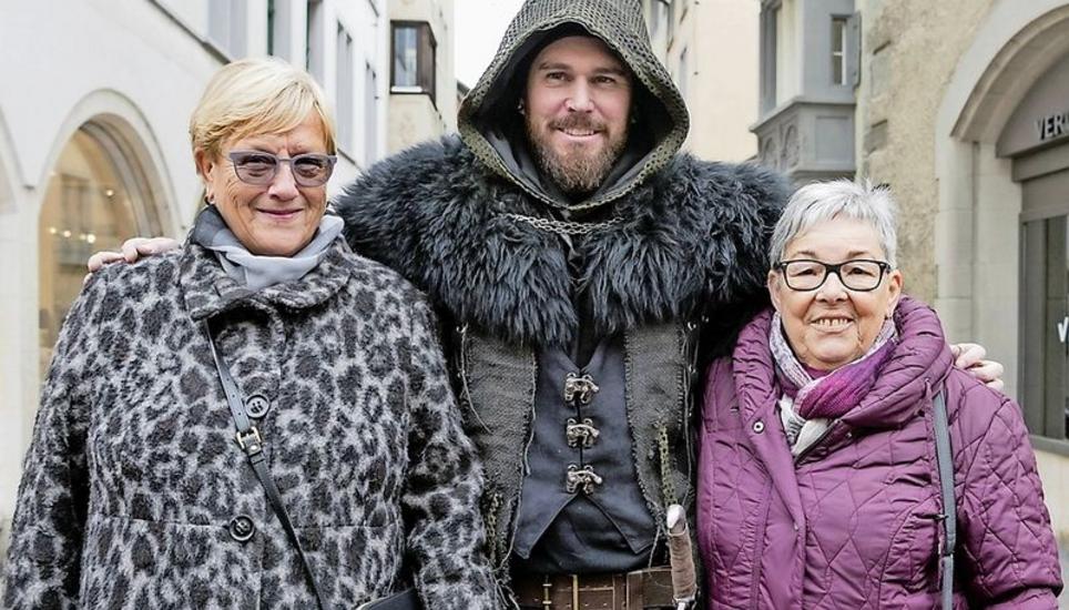 Sind als grosse Guggenmusikfans bei jedem Konzert der Rhygusler dabei: Jolanda Walther (links) und Brigitte Böni (rechts) mit Musiker Marco Gerber.