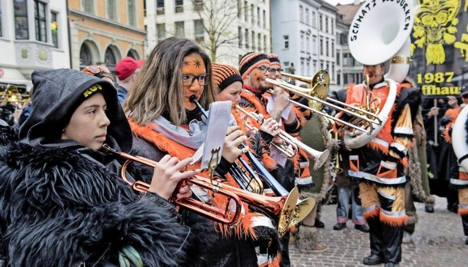 Die Schaffhauser Fasnachtssaison wurde am Samstagmorgen auf dem Fronwagplatz mit dem Monsterkonzert eröffnet. Bilder: Evelyn Kutschera