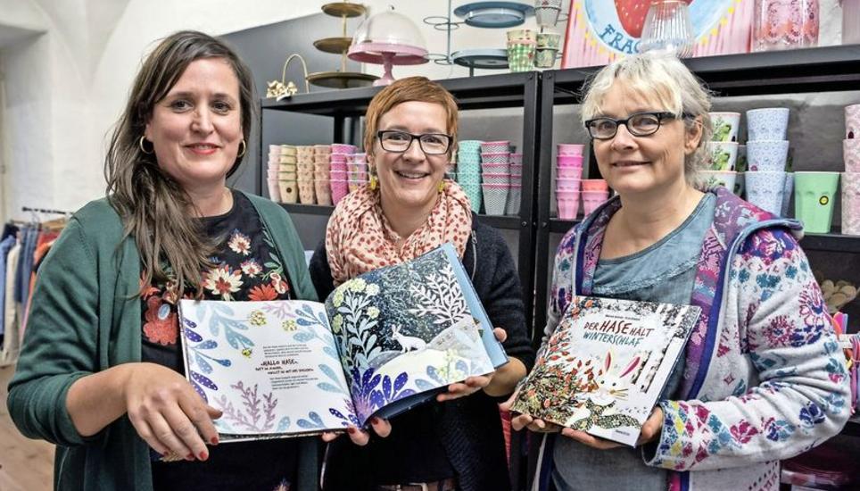 «Mehr, bitte!» möchte man der Illustratorin Tina Küenzi, der Autorin Marion Arnold und der Verlegerin Gaby Ferndriger-Aebli zurufen (v. l. n. r.). Bild: Evelyn Kutschera