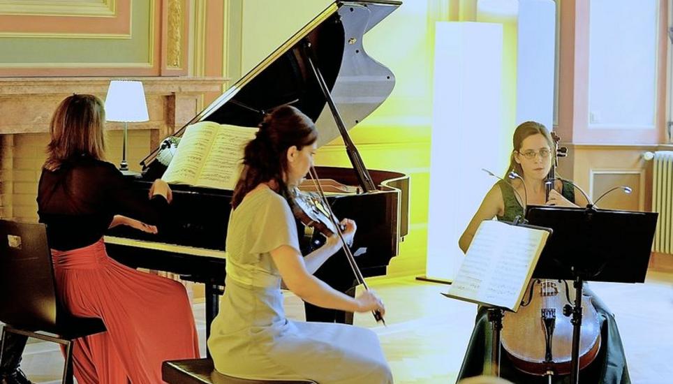 Edles Ambiente: Klaviertrio-Matinee mit Fiore Favaro (Klavier), Vera Beikircher (Violine) und Sandra Holzgang (Cello). Bild: Bruno Bührer