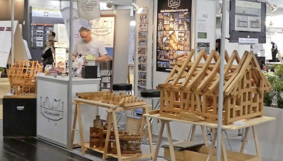 Der Ausstellungsstand des Vereins Fachwerkerleben aus Unterstammheim an der Messe in Leipzig. Bild: zvg