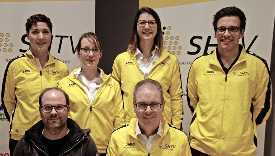 Die neu gewählten Ehrenmitglieder des SHTV, Roger Bührer und Patrick Schwyn mit Ursi Meyer und den Vorstandsmitgliedern Regula Kern, Andrea Fuchs und dem neu gewählten Kilian Weber (v. l.); ebenfalls neu gewählt wurde Silke Zimmerling. Bild: Corina Fendt