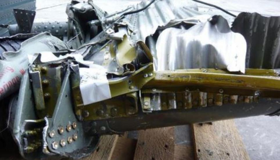 Reparatur im Bereich des Flügelmittelkastens, erkennbar an den grünlichgelben Strukturteilen und den goldgelben Verbindungselementen.