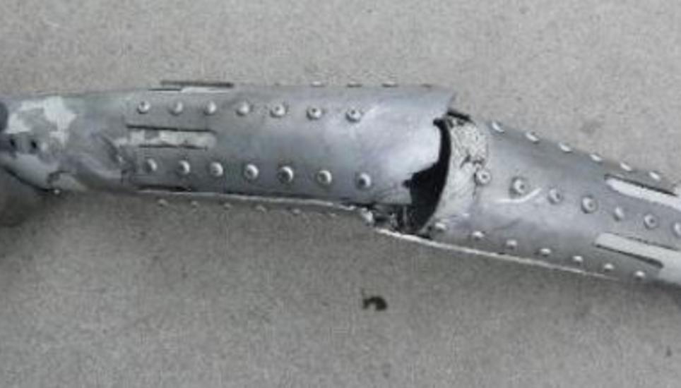 Reparatur an der Struktur eines Motorträgers. Die Halbschalen wurden direkt auf die dicke Lackschicht aufgenietet.