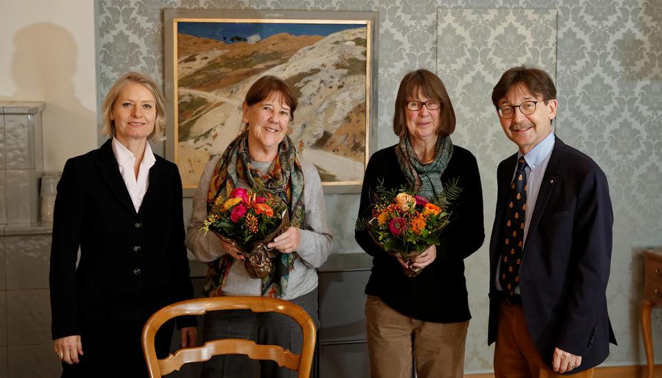 Von links nach rechts: Dr. Katharina Epprecht, Direktorin Museum zu Allerheiligen, Françoise-Marie Schubert Richter (Erbin des Stifterpaars), Christa Sommer-Schubert (Erbin des Stifterpaars), Dr. Raphaël Rohner, Stadtrat Schaffhausen und Bildungsreferent. Bild: Museum Allerheiligen