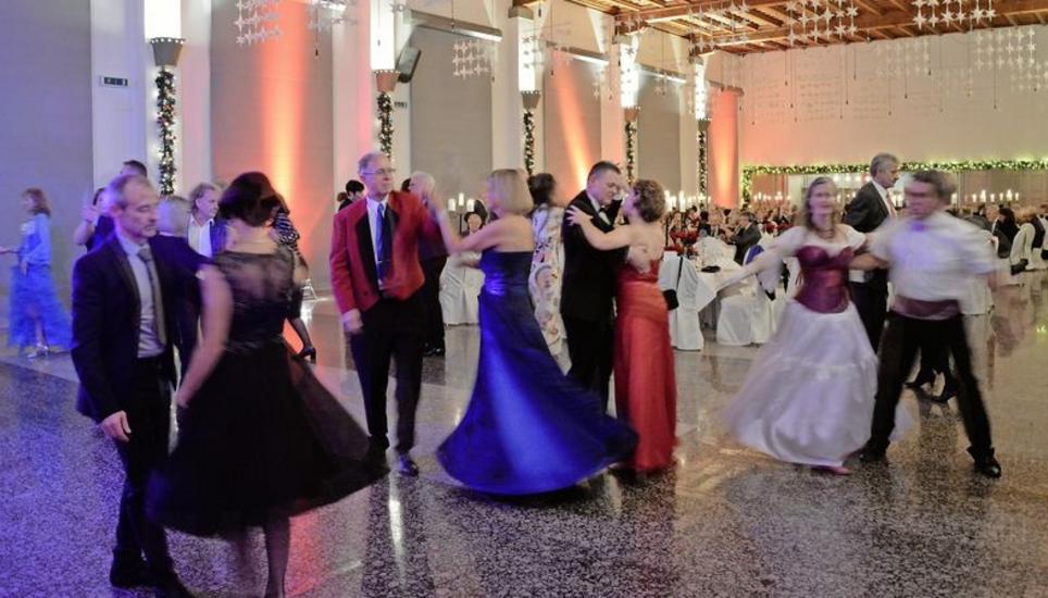 Schön tanzen, gepflegt tafeln und den Abend geniessen: Die einheimischen und die auswärtigen Gäste kamen am TCS-Ball voll auf ihre Rechnung. Bild: Rolf Fehlmann