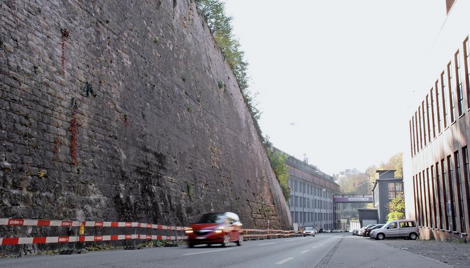 Die Mauer ist 87 Meter lang und an der höchsten Stelle 23 Meter hoch. Bild: Julia Leppin