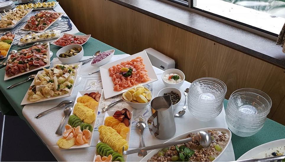 Das reichhaltige Buffet unseres Brunch-Schiffes.