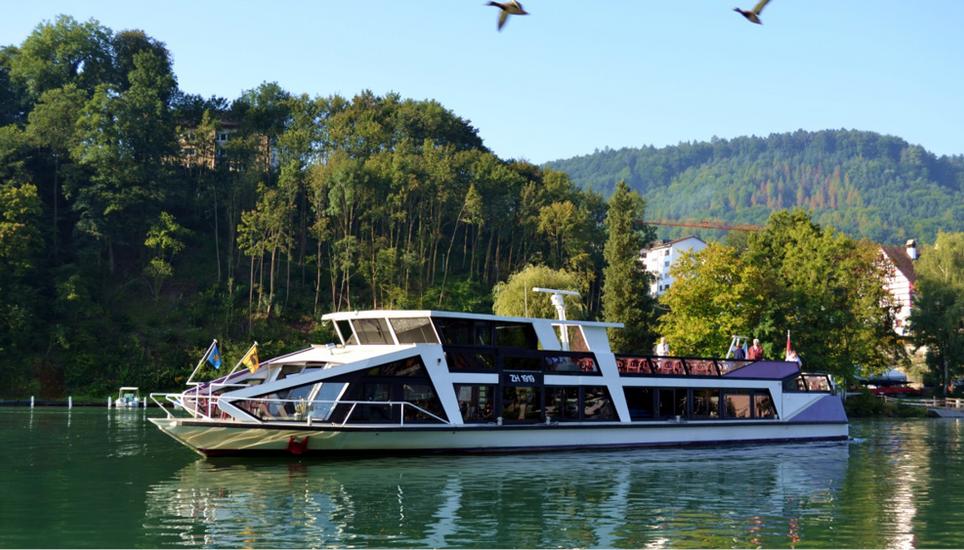 Unser Rhystern - Baujahr: 1992, 32 m Länge, 6.5 m Breite, Höhe über Wasser: 3.65 m.