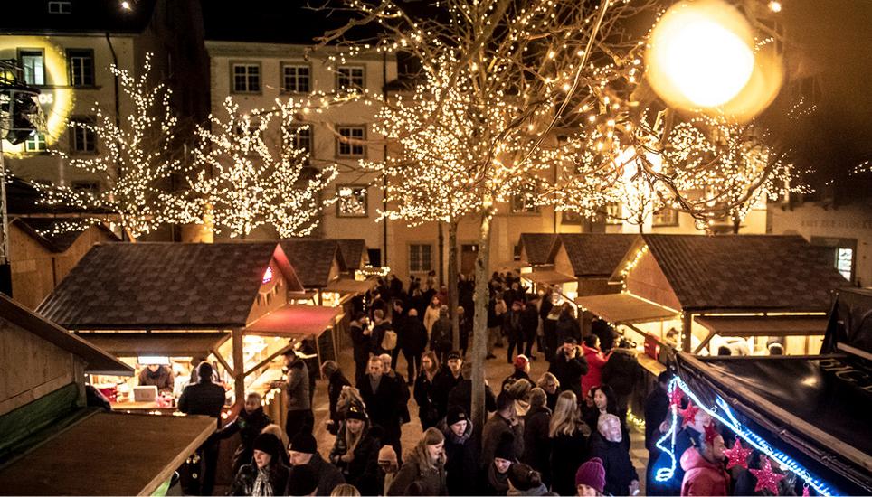 Das kleine Street-Food-Festival mit liebevoll gestalteten Markthütten lädt zum Verweilen ein.