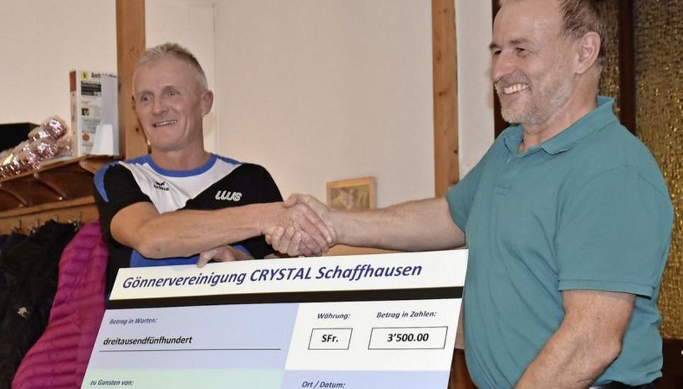 Markus Schlegel (r.), Präsident der Gönnervereinigung Crystal, überreicht LWS-Präsident Markus Brütsch den Check. Bild: poe