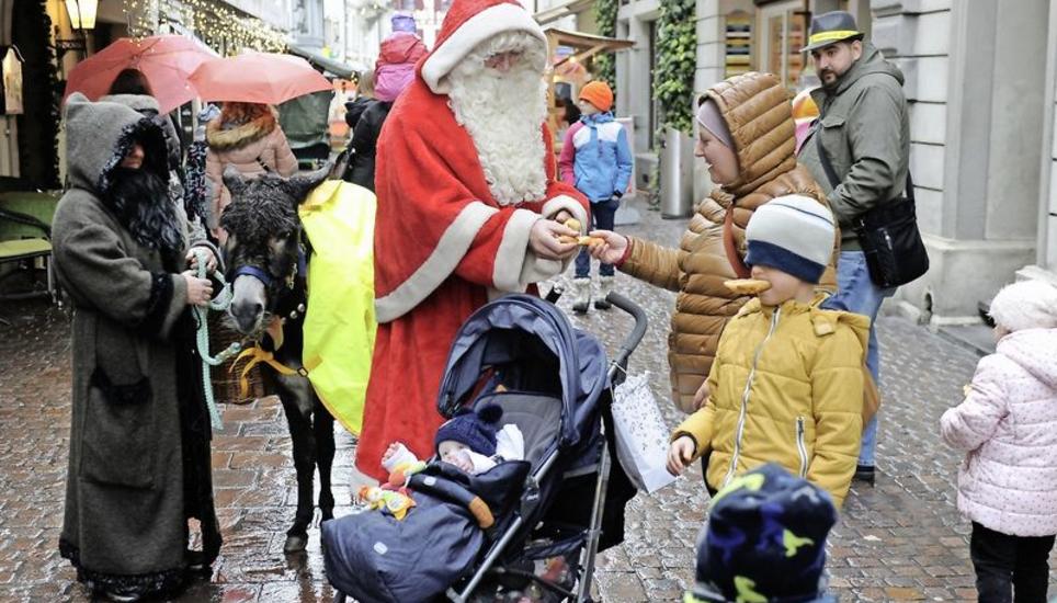 Der Samichlaus und der Schmutzli verteilen zusammen mit Eselin Bonita Grittibänzen an kleine und grosse Kinder. Bild: Eric Bührer