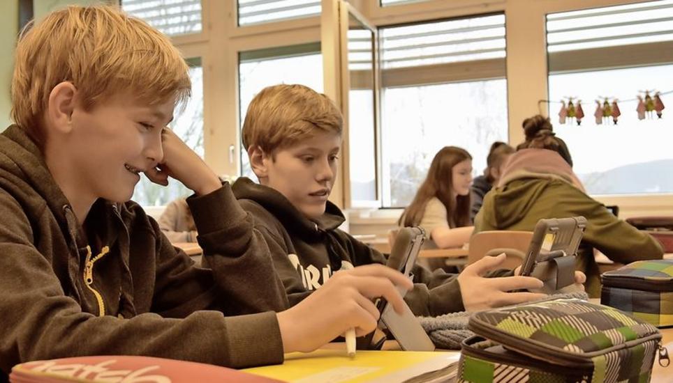Die Schüler sind den Umgang mit den Tablets gewohnt. Laut ihnen hapere es bei den Lehrern manchmal. Bild: Katja Brütsch