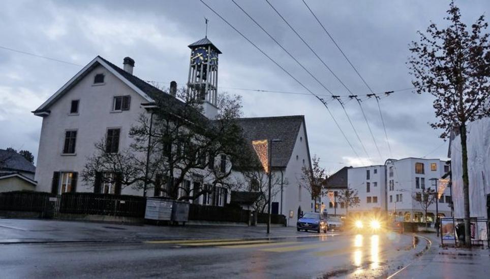 Das Pfarrhaus im Neuhauser Zentrum soll ausgebaut werden. Derzeit ist die Finanzierung jedoch unklar. Bild: Julia Leppin