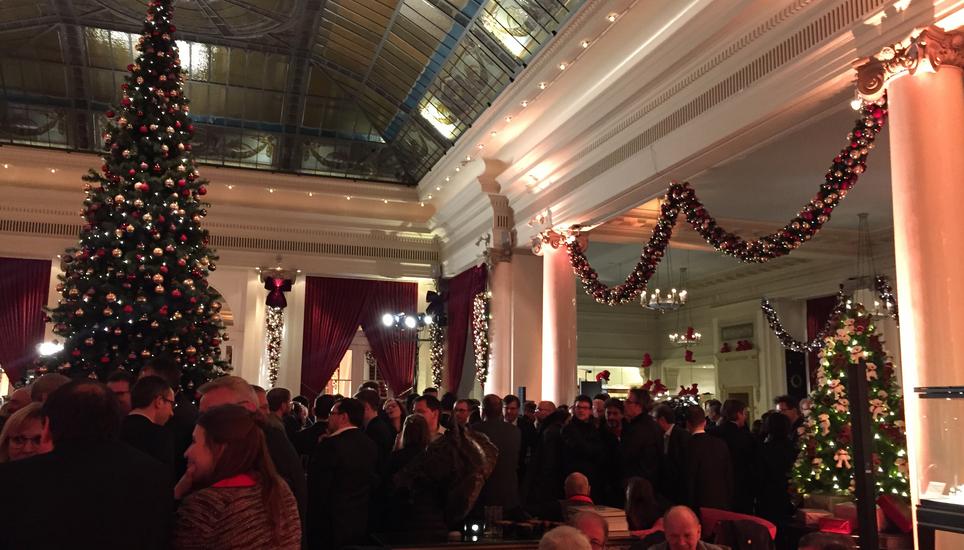 Letzter Austausch vor der heutigen Wahl: gestern Nacht trafen sich die Politiker im Hotel Bellevue. Bild: cla