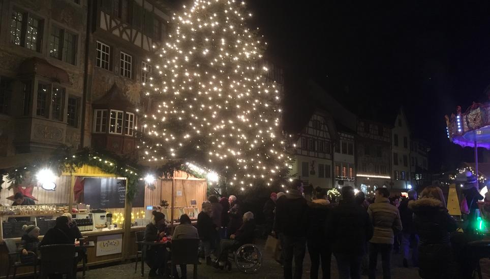 Der funkelnde Christbaum in Stein am Rhein. Bild: RM