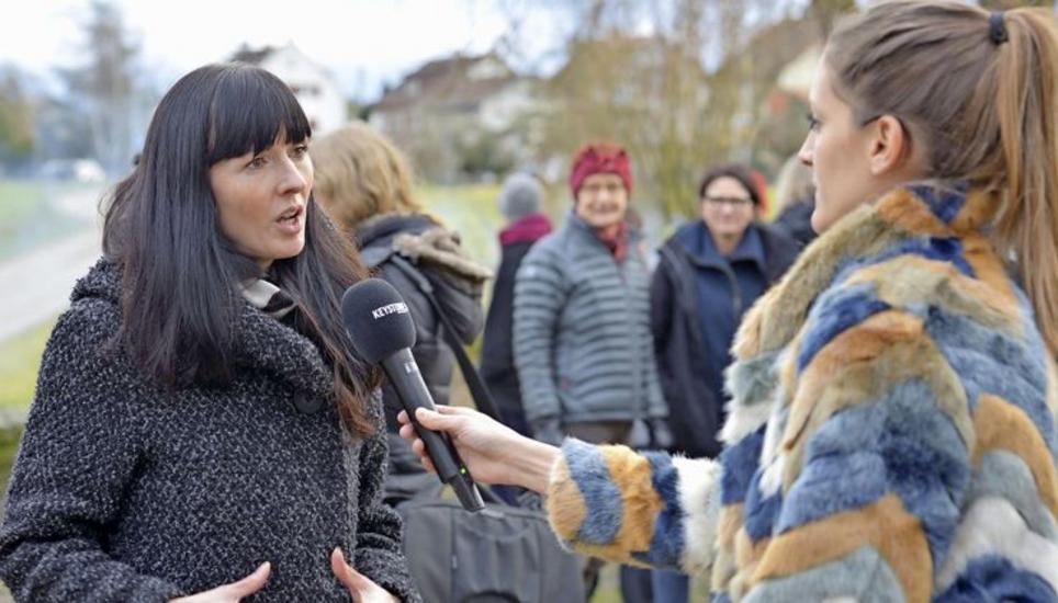 Rebecca Panian (links), Initiantin des Projekts für ein bedingungsloses Grundeinkommmen, erklärt das gescheiterte Crowdfunding. Bild: Ueli Meier