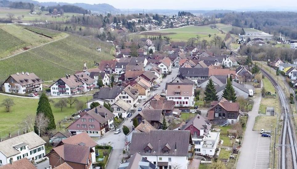 Die Gemeindeversammlung in Dachsen genehmigte den Kauf einer Altliegenschaft im Dorfkern. Bild: Mark Gasser
