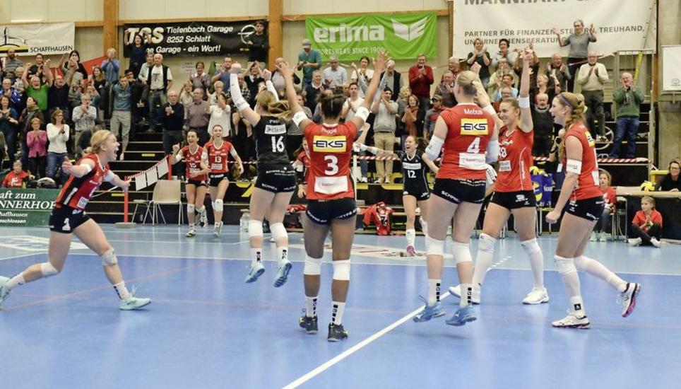 Geschafft: Die Spielerinnen des VC Kanti jubeln zusammen mit ihren Fans nach dem 3:1-Sieg gegen Zagreb über das Weiterkommen. Bilder: Reinhard Standke