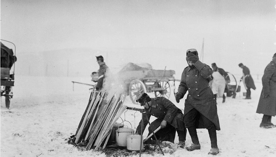 Bei Schnee und Kälte an der Grenze: Schweizer Soldaten während des Ersten Weltkriegs. Bild: Wikimedia