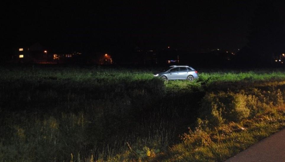 Das Unfallauto kam auf einem Feld zum Stillstand. Bild: SHPol