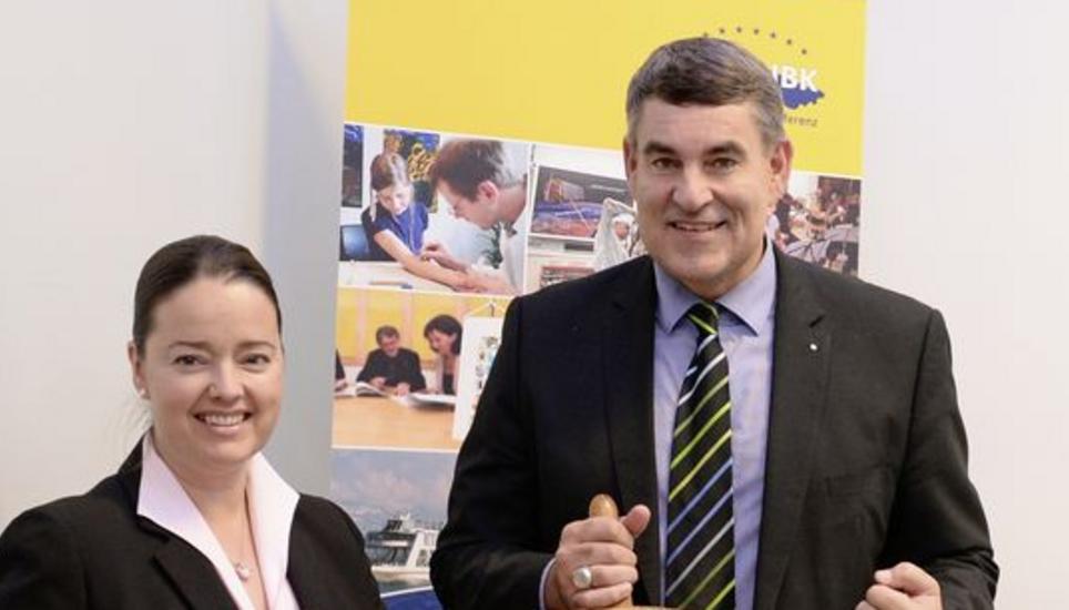 Carmen Haag, IBK-Vorsitzende 2019, übernimmt das symbolische Steuerrad von Christian Amsler, IBK-Vorsitzender 2018. Bild: Selwyn Hoffmann