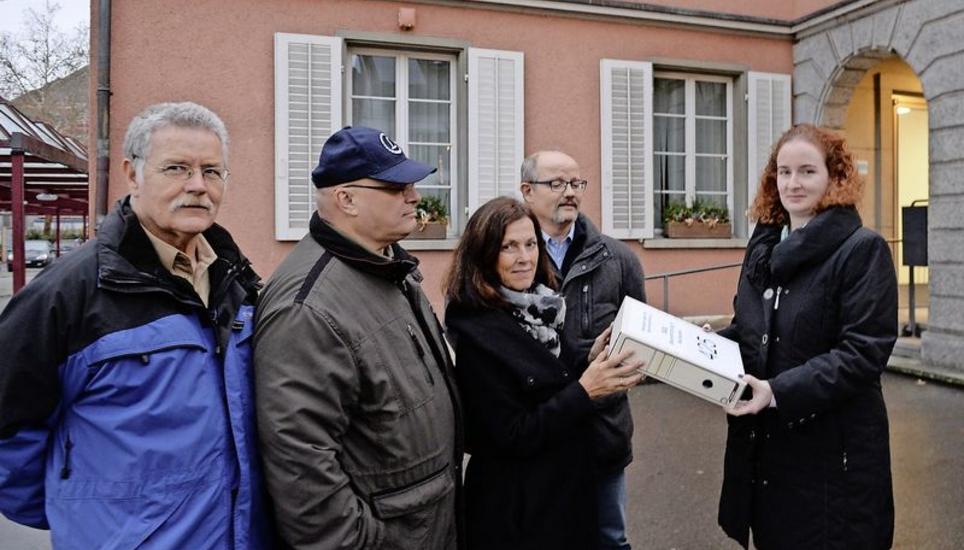 Bernhard Koller (EDU) sowie die FDP-Vertreter Andreas Henniger, Hedy Mannhart und Peter Fischli (von links) übergeben die Unterschriften an Gemeindeschreiberin Janine Rutz. Bild: Selwyn Hoffmann