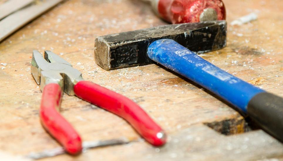 Mit Hilfe von Experten können in der «reparierBar» Alltagsgegenstände geflickt werden. Symbolbild: Pixabay
