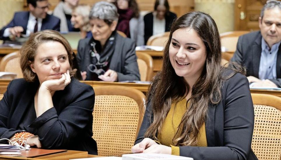 Samira Marti (SP/BL, rechts) sitzt im Nationalrat neben Ada Marra (SP/VD). Die 24-Jährige wohnt in Liestal und absolviert den Master in Volkswirtschaft an der Universität Zürich. Bild: Key