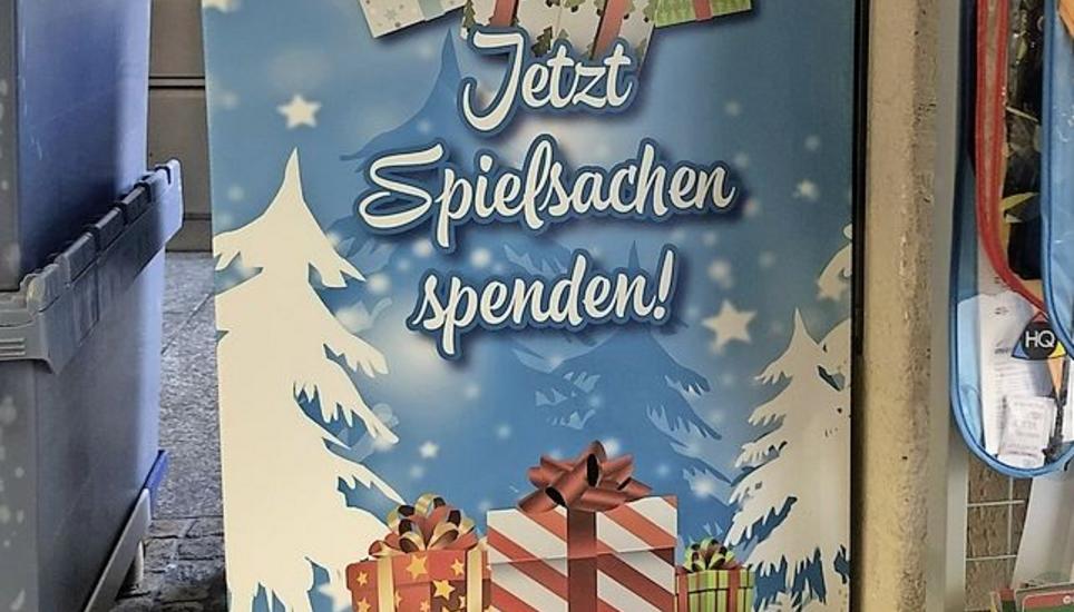 Der «Schlitten der Freundschaft» steht weiterhin vor dem Laden. Bild: Isabel Heusser