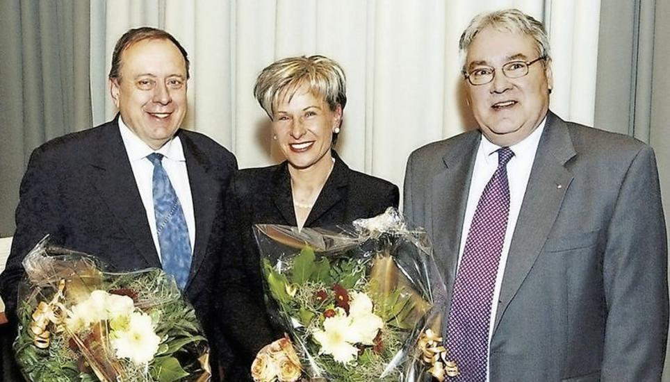 Zwei gewonnene Sitze in der Kantonsregierung waren 2004 ein grosser Erfolg für die SVP: Parteipräsident Werner Bolli (rechts) freute sich über die Wahl von Erhard Meister und Rosmarie Widmer Gysel in den Schaffhauser Regierungsrat. Archivbild: Bruno Bührer