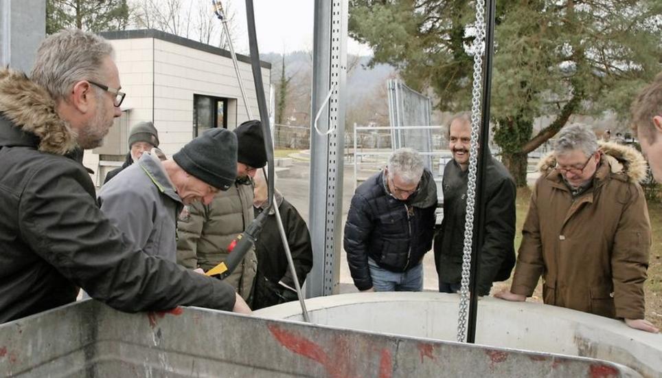 Bürgermeister Möll (l.) blickt mit Besuchern der Kläranlage in die neueste Investition, die Geröllfanganlage. Bild: Wolfgang Schreiber