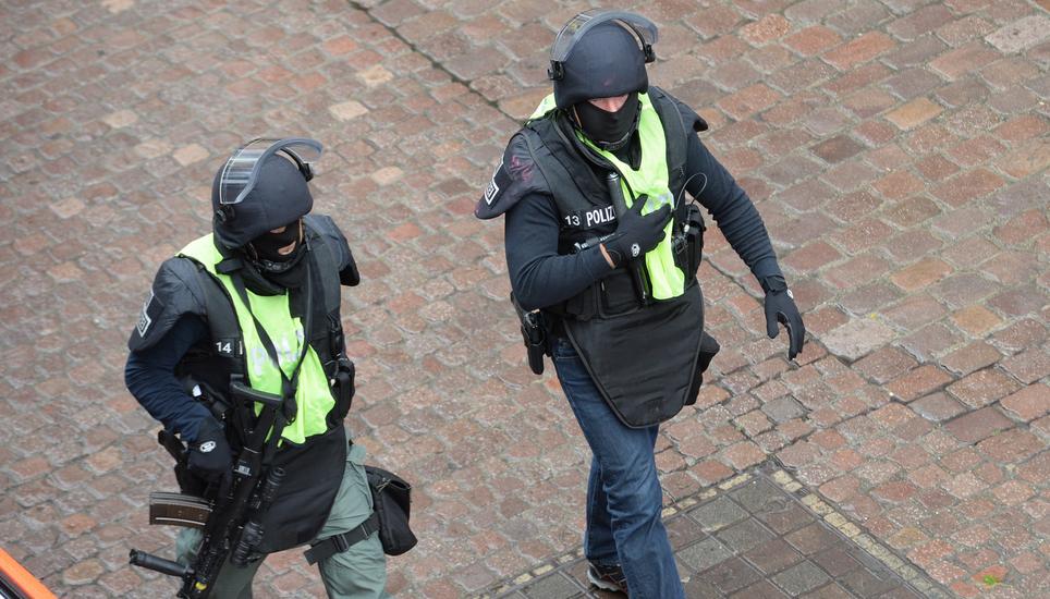 Schon kurz nach der Tat vom 24. Juli 2017 waren schwerbewaffnete Polizisten in der Stadt unterwegs. Bild: Selwyn Hoffmann