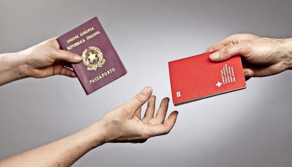Seit 1992 lässt die Schweiz den zweiten Pass zu. Bild: Key