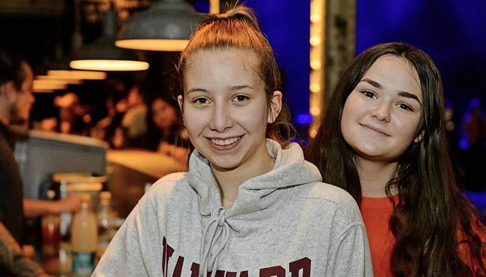 Fans: Leonie Steiner (links) und Ronja Gsell freuten sich riesig auf das Konzert ihrer Idole.