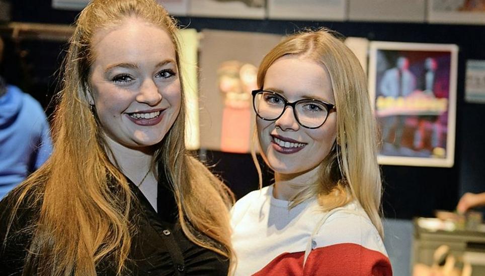 Glückspilze: Die Tickets von Sina Raimann (rechts) und Nathalie Grob waren Geburtstagsgeschenke.