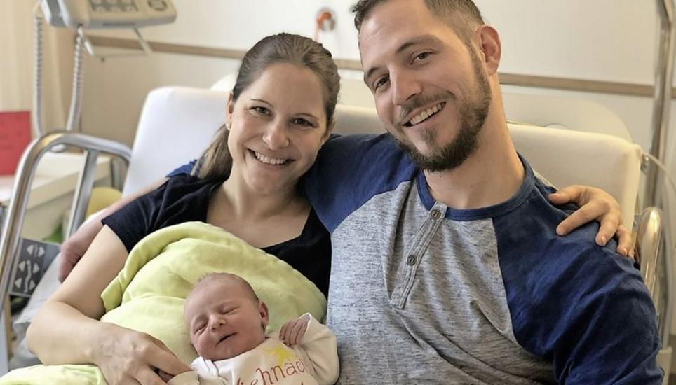 Die frischgebackenen Eltern Virginia und Roman Wipf mit Leonie. Bild; Miriam Barner