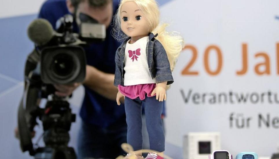 Ein Kameramann filmt die interaktive, in Deutschland verbotene Puppe Cayla, die Gespräche aufzeichnen und an Dritte senden kann. Bild: Key