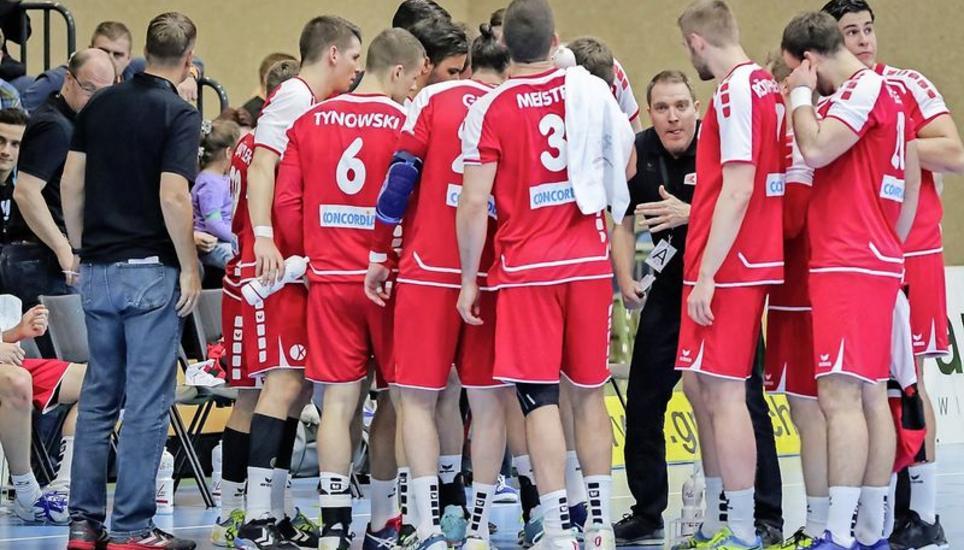 Nationaltrainer Michael Suter (rechts) mit seinen Spielern beim Yellow Cup 2018. Findet er die richtige Taktik in Winterthur? Bild: Küttel