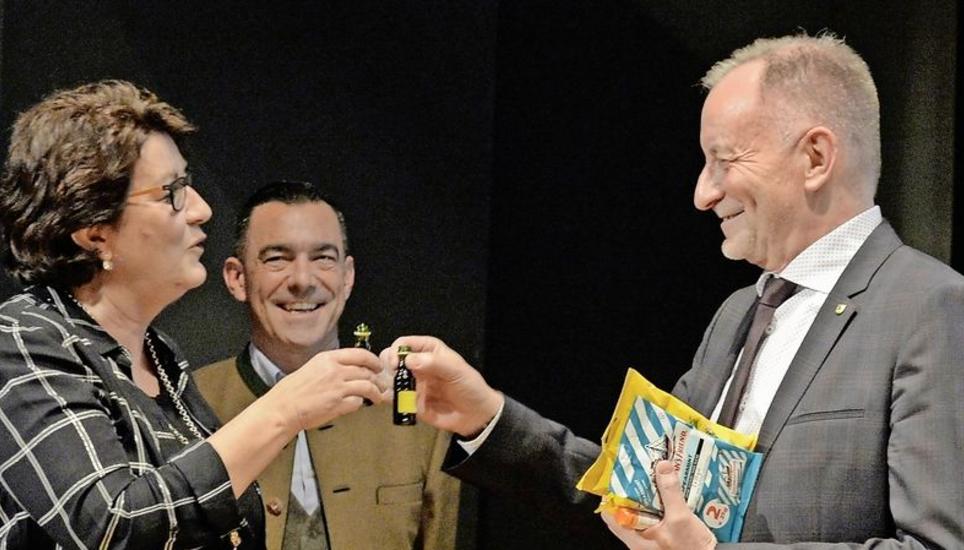 Nicole Herren und Hermann Schlatter stossen mit Alpenbitter an. Bild: Selwyn Hoffmann