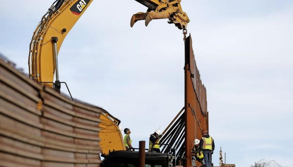 Arbeiter reparieren die bestehende Grenzmauer in der Nähe der mexikanischen Grenzstadt Tijuana. Bild: Key