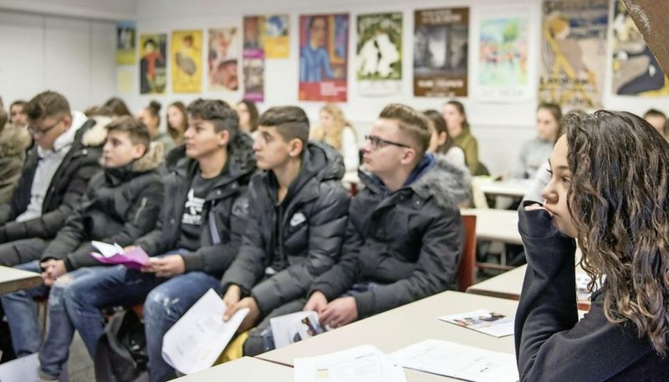 Von der Schule in eine Lehre: 35 Schülerinnen und Schüler informierten sich über die Ausbildung zum Kaufmann beziehungsweise zur Kauffrau. Bild: Jeannette Vogel